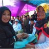 Elit saat memberikan bantuan seragamkepada ibu-ibu pengajian.